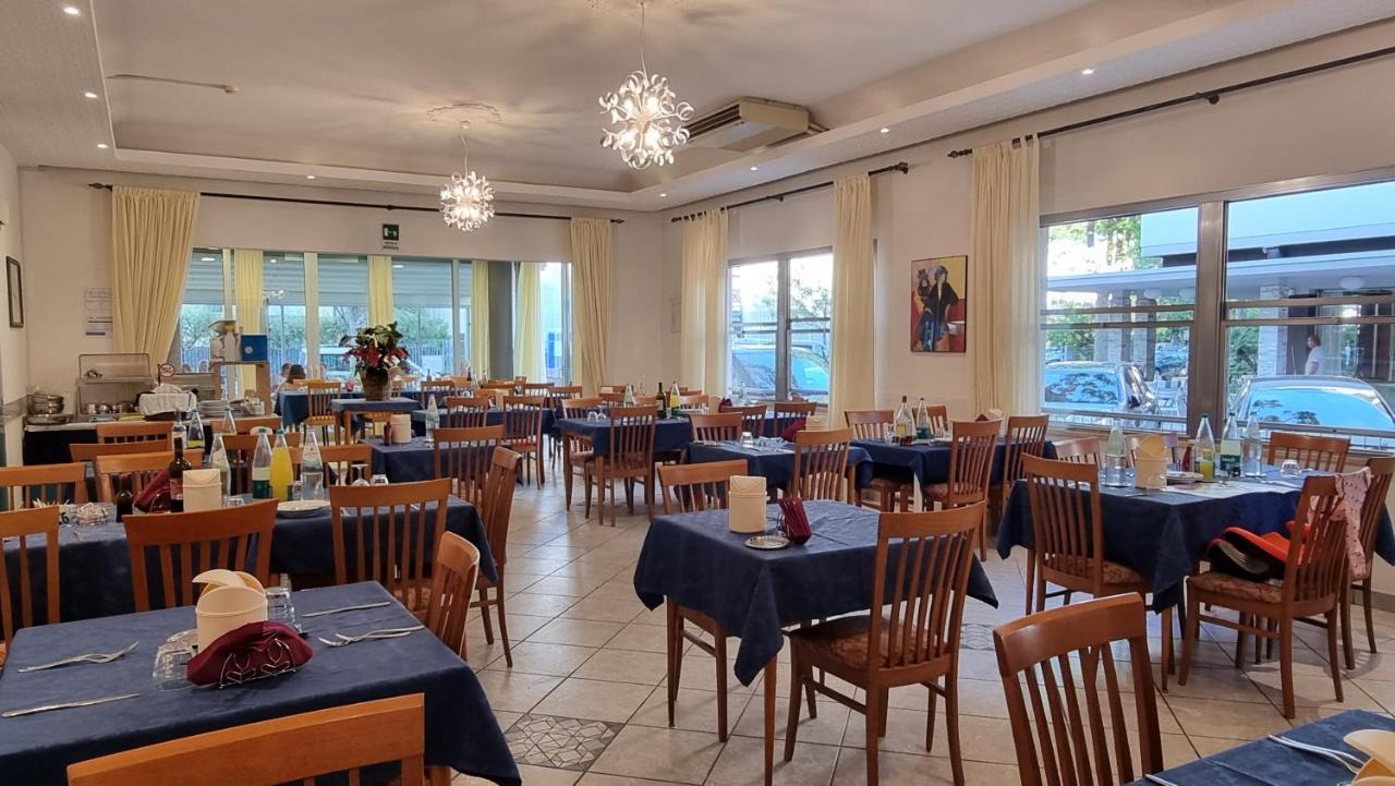 Hotel Costanza Cesenatico Exteriör bild